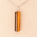 Pendentif Pilier en Œil de Tigre naturel — collier avec chaîne, recadrage centré