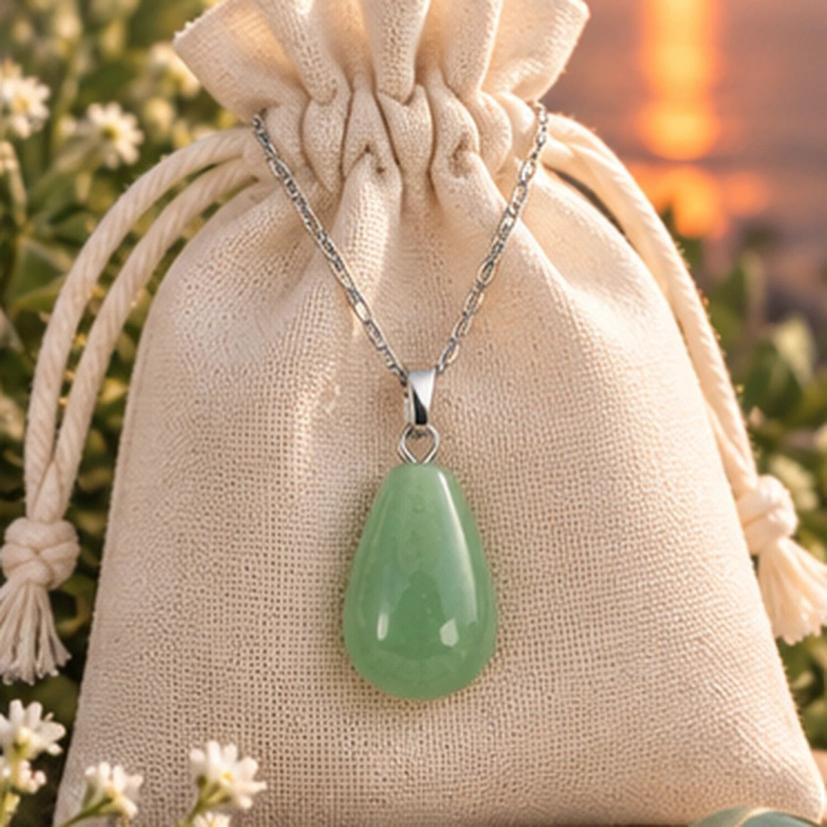 Pendentif Goutte en Aventurine Verte Maison Ludi — ambiance
